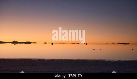 Sonnenuntergang auf dem Salzsee von Salar de Uyuni, Bolivien Stockfoto