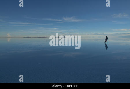 Die weltweit größte Spiegel, Reflexionen über die Salinen der Salar de Uyuni, Bolivien Stockfoto