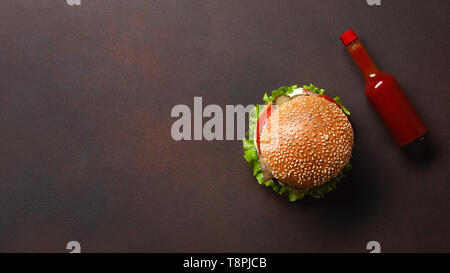 Hausgemachte Hamburger mit Zutaten Rindfleisch, Tomaten, Salat, Käse, Zwiebeln, Gurken und Pommes frites auf Rusty Hintergrund. Ansicht von oben. Stockfoto