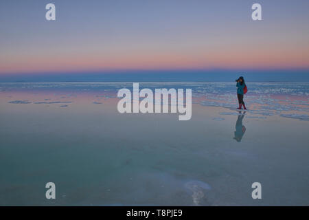 Sonnenuntergang auf dem Salzsee von Salar de Uyuni, Bolivien Stockfoto