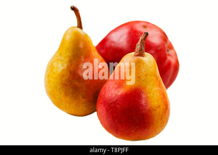 Frische rohe rote Birne isoliert auf weißem Stockfoto