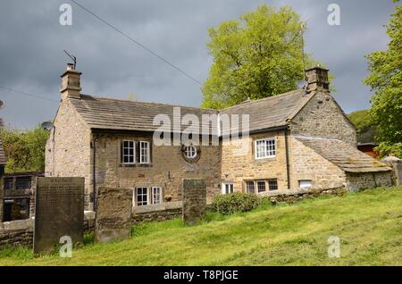 Pest cottages außerhalb Friedhof der Pfarrkirche St. Lawrence, Pest Dorf Eyam, Derbyshire, UK. Stockfoto