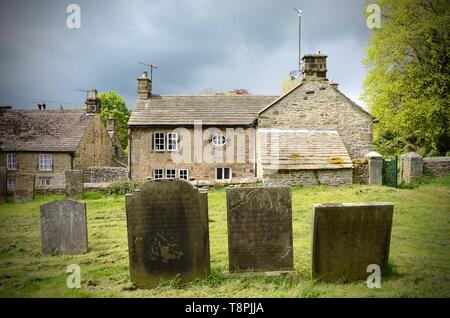 Pest cottages außerhalb Friedhof der Pfarrkirche St. Lawrence, Pest Dorf Eyam, Derbyshire, UK. Stockfoto