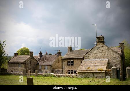 Pest cottages außerhalb Friedhof der Pfarrkirche St. Lawrence, Pest Dorf Eyam, Derbyshire, UK. Stockfoto