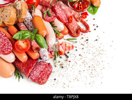 Verschiedene Arten von Würstchen auf weißem Hintergrund Stockfoto