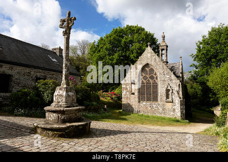 Stein Kreuz vor der kleinen Kirche in erhaltenen mittelalterlichen Dorf von Locronan in der Bretagne, Frankreich Département Finistère. Stockfoto