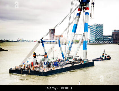 Matador 2 große schwimmende nicht angetrieben Kran verwendet Heben schwere industrielle Teile, die Arbeit im Hafen von Rotterdam, und Offshore-Windkraftanlagen Projekte. Stockfoto