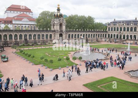 Dresden, Deutschland. 14 Mai, 2019. Orange Bäume stehen vor dem Kronentor im Dresdner Zwinger. Bereits im Jahre 1714 der Zwinger war die Heimat von über 600 Werke von rund 30 Arten. Seit 2017 wird die bitteren Orangen müssen zurück in die barocke Gartenanlage. Credit: Sebastian Kahnert/dpa-Zentralbild/dpa/Alamy leben Nachrichten Stockfoto