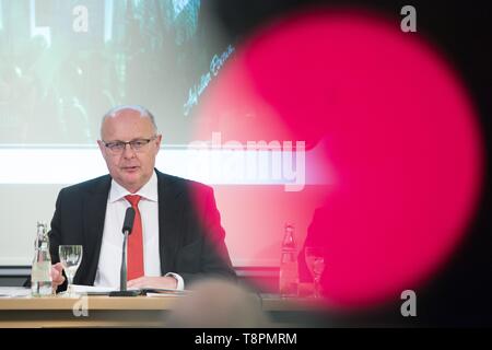 Dresden, Deutschland. 14 Mai, 2019. Günther Schneider, Staatssekretär im Sächsischen Staatsministerium des Innern, sitzt in der Sächsischen Staatskanzlei hinter dem roten Licht einer TV-Kamera während einer Pressekonferenz. Am gleichen Tag, der Sächsischen Bericht über den Schutz der Verfassung für das Jahr 2018 wurde vorgestellt. Credit: Sebastian Kahnert/dpa-Zentralbild/dpa/Alamy leben Nachrichten Stockfoto