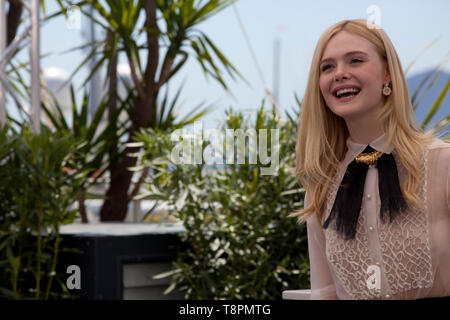 Cannes, Frankreich. 14 Mai, 2019. Mitglied der Jury und Schauspielerin Elle Fanning auf die Jury Foto an der 72nd Cannes Film Festival, Dienstag, 14. Mai 2019, Cannes, Frankreich. Credit: Doreen Kennedy/Alamy leben Nachrichten Stockfoto