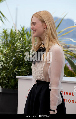 Cannes, Frankreich. 14 Mai, 2019. Mitglied der Jury und Schauspielerin Elle Fanning auf die Jury Foto an der 72nd Cannes Film Festival, Dienstag, 14. Mai 2019, Cannes, Frankreich. Credit: Doreen Kennedy/Alamy leben Nachrichten Stockfoto