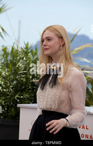 Cannes, Frankreich. 14 Mai, 2019. Mitglied der Jury und Schauspielerin Elle Fanning auf die Jury Foto an der 72nd Cannes Film Festival, Dienstag, 14. Mai 2019, Cannes, Frankreich. Credit: Doreen Kennedy/Alamy leben Nachrichten Stockfoto