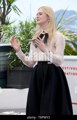 Cannes, Frankreich. 14 Mai, 2019. Mitglied der Jury und Schauspielerin Elle Fanning auf die Jury Foto an der 72nd Cannes Film Festival, Dienstag, 14. Mai 2019, Cannes, Frankreich. Credit: Doreen Kennedy/Alamy leben Nachrichten Stockfoto