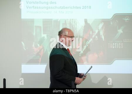 Dresden, Deutschland. 14 Mai, 2019. Günther Schneider, Staatssekretär im Sächsischen Staatsministerium des Innern, kommt zu einer Pressekonferenz in der Sächsischen Staatskanzlei. Am gleichen Tag, der Sächsischen Bericht über den Schutz der Verfassung für das Jahr 2018 wurde vorgestellt. Credit: Sebastian Kahnert/dpa-Zentralbild/dpa/Alamy leben Nachrichten Stockfoto