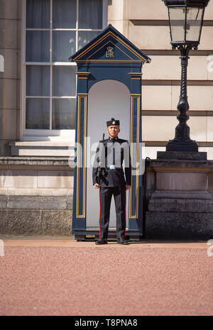 Westminster, London, Großbritannien. 14. Mai 2019. Gurkha Soldaten aus 10 Queen's eigenen logistischen Gurkha Regiment auf Wache am Buckingham Palace an einem Tag von strahlendem Sonnenschein in Central London. Credit: Malcolm Park/Alamy Leben Nachrichten. Stockfoto