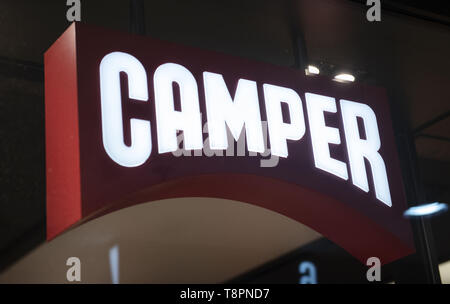 Hongkong, China. 8. Mai, 2019. Ein Logo eines spanischen multinationalen Fertigung und Schuhe Einzelhandel Marke Camper Store in Hongkong gesehen. Credit: Budrul Chukrut/SOPA Images/ZUMA Draht/Alamy leben Nachrichten Stockfoto