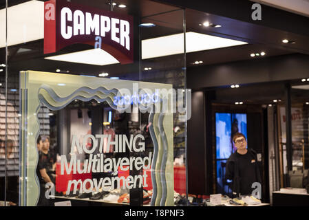 Hongkong, China. 8. Mai, 2019. Ein Zweig der Spanischen multinationalen Fertigung und Schuhe Einzelhandel Marke Camper Store in Hongkong gesehen. Credit: Budrul Chukrut/SOPA Images/ZUMA Draht/Alamy leben Nachrichten Stockfoto