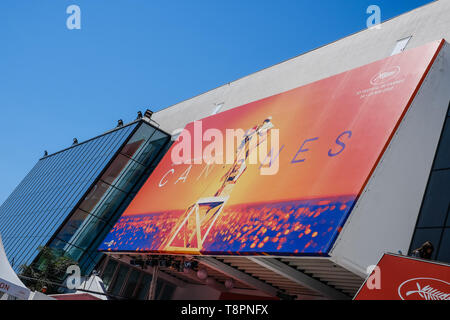 Cannes, Frankreich. 14 Mai, 2019. Die Fassade des Palais verfügt über Filmemacher am Dienstag, den 14. Mai 2019 auf dem 72. Festival de Cannes, Palais des Festivals, Cannes. . Bild von Julie Edwards. Credit: Julie Edwards/Alamy leben Nachrichten Stockfoto