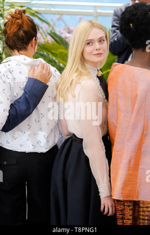 Cannes, Frankreich. 14 Mai, 2019. Elle Fanning stellt bei einem Fotoshooting für die offizielle Jury am Dienstag, den 14. Mai 2019 auf dem 72. Festival de Cannes, Palais des Festivals, Cannes. Elle Fanning, Mitglied der Jury. Bild von Julie Edwards. Credit: Julie Edwards/Alamy leben Nachrichten Stockfoto