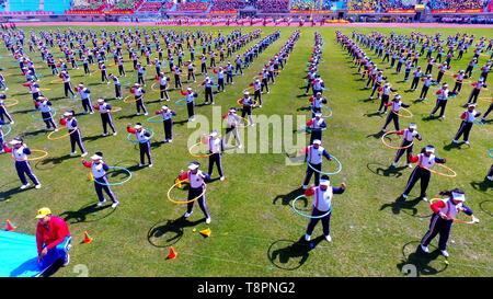 Shenyang, China. 14 Mai, 2019. Hunderte von Menschen tun, Basketball und Hula Hoop Übungen in Shenyang, Provinz Liaoning im Nordosten Chinas. Credit: ZUMA Press, Inc./Alamy leben Nachrichten Stockfoto