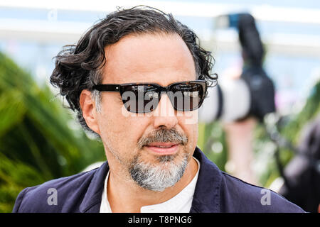 Cannes, Frankreich. 14 Mai, 2019. Alejandro Gonzalez Inarritu stellt bei einem Fotoshooting für die offizielle Jury am Dienstag, den 14. Mai 2019 auf dem 72. Festival de Cannes, Palais des Festivals, Cannes. Alejandro Gonzalez Inarritu, Präsident der Jury. Bild von Julie Edwards. Credit: Julie Edwards/Alamy leben Nachrichten Stockfoto