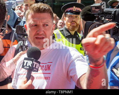 London, Großbritannien. 14 Mai, 2019. Ehemalige englische Verteidigung Führer, Tommy Robinson, bei Gericht nach dem Attorney General, Geoffrey Cox, ausgestellt Neues Verfahren gegen ihn. Er wurde zu 13 Monaten Gefängnis im Mai 2018 für Missachtung des Gerichts für die Dreharbeiten vor Gericht und die Buchung der Film auf Social Media verurteilt. Er war nach 2 Monaten nach der verurteilt wurde durch das Berufungsgericht aufgehoben. Credit: Tommy London/Alamy leben Nachrichten Stockfoto