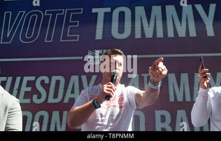 London, Großbritannien. 14 Mai, 2019. Ehemalige englische Verteidigung Führer, Tommy Robinson, bei Gericht nach dem Attorney General, Geoffrey Cox, ausgestellt Neues Verfahren gegen ihn. Er wurde zu 13 Monaten Gefängnis im Mai 2018 für Missachtung des Gerichts für die Dreharbeiten vor Gericht und die Buchung der Film auf Social Media verurteilt. Er war nach 2 Monaten nach der verurteilt wurde durch das Berufungsgericht aufgehoben. Credit: Tommy London/Alamy leben Nachrichten Stockfoto