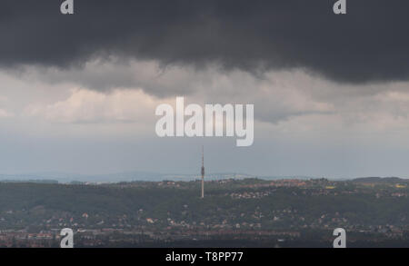 Dresden, Deutschland. 14 Mai, 2019. Regen Wolken sind Streaming über das Elbtal mit der Dresdner Fernsehturm. Credit: Robert Michael/dpa-Zentralbild/dpa/Alamy leben Nachrichten Stockfoto