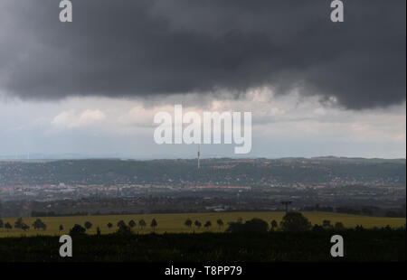 Dresden, Deutschland. 14 Mai, 2019. Regen Wolken sind Streaming über das Elbtal mit der Dresdner Fernsehturm. Credit: Robert Michael/dpa-Zentralbild/dpa/Alamy leben Nachrichten Stockfoto