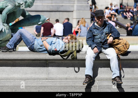 London, Großbritannien. 14 Mai, 2019. Die Menschen genießen Sie warmen Wetter in Trafalgar Square. Die Temperaturen sind Set 19C in der Hauptstadt zu erreichen und möglicherweise höhere in einigen Teilen des Vereinigten Königreichs. Credit: Dinendra Haria/Alamy leben Nachrichten Stockfoto