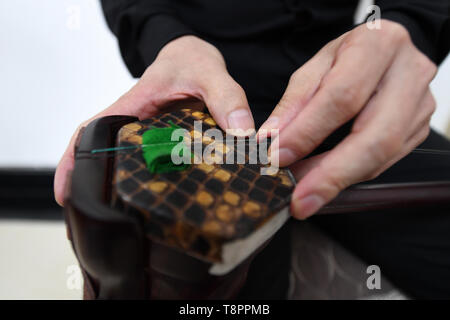 (190514) - LANZHOU, 14. Mai 2019 (Xinhua) - Foto am 13. Mai 2019 zeigt die vibrierende Haut einer Erhu in Lanzhou, Gansu im Nordwesten Chinas Provinz übernommen. Erhu, die manchmal als die chinesische Geige oder Chinesischen 2-saitige Geige, ist eine chinesische traditionelle 2-saitige verbeugte sich Musikinstrument bekannt. Es ist als Soloinstrument als auch in kleinen Ensembles und große Orchester verwendet. Erhu, zurück zu alten Chinesischen Tang Dynastie (618-907), ist jetzt sowohl traditionelle und zeitgenössische Musik Arrangements, z. B. in Pop, Rock und Jazz. Das berühmte solo Stücke gehören Äh Quan Ying Yue (zwei Feder Stockfoto