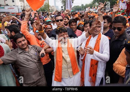 Kolkata, West Bengal, Indien. 14 Mai, 2019. Kailash Vijayvargiya nationalen Generalsekretär der Bharatiya Janata Party (BJP) während der Show in Kalkutta. Bharatiya Janata Party (BJP) Präsident Amit Shah am Dienstag gesehen, hielt eine mega Roadshow in Kolkata mit Unterstützung von Kandidaten der Partei vor dem abschließenden Phase der Lok Sabha Umfragen. Credit: Avijit Ghosh/SOPA Images/ZUMA Draht/Alamy leben Nachrichten Stockfoto