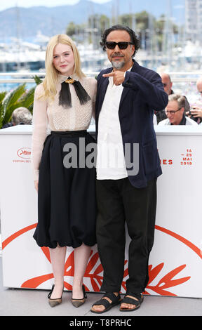 Cannes, Frankreich. 14 Mai, 2019. Mexikanische Regisseur und Präsident der Jury des Filmfestivals in Cannes Alejandro Gonzalez Inarritu (R) und die US-amerikanische Schauspielerin und Mitglied der Jury Elle Fanning für Fotos Posieren vor der Eröffnung des 72. Filmfestival in Cannes Cannes, Frankreich, 14. Mai 2019. Credit: Gao Jing/Xinhua/Alamy leben Nachrichten Stockfoto