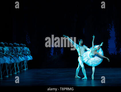 (190514) - Peking, 14. Mai 2019 (Xinhua) - Tänzer aus dem National Ballet in China während der "Gala Abend des Asien Ballett", eine Öffnung der asiatischen Kultur Festival, an der Beijing Tianqiao Performing Arts Center in Peking, der Hauptstadt von China, 14. Mai 2019. Ballett Künstler aus China, der Republik Korea und den Philippinen inszeniert einen klassischen Balletten während der Veranstaltung. (Xinhua / Jin Liangkuai) Stockfoto