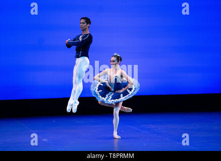 (190514) - Peking, 14. Mai 2019 (Xinhua) - Tänzer aus einem philippinischen Ballet Company durchführen, während der "Gala Abend des Asien Ballett", eine Öffnung der asiatischen Kultur Festival, an der Beijing Tianqiao Performing Arts Center in Peking, der Hauptstadt von China, 14. Mai 2019. Ballett Künstler aus China, der Republik Korea und den Philippinen inszeniert einen klassischen Balletten während der Veranstaltung. (Xinhua / Jin Liangkuai) Stockfoto