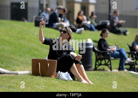 Richmond Upon Thames, London, UK. 14. Mai 2019. Besucher machen Sie das Beste aus den warmen Wetter entspannt durch den Fluss. Quelle: MARTIN DALTON/Alamy leben Nachrichten Stockfoto