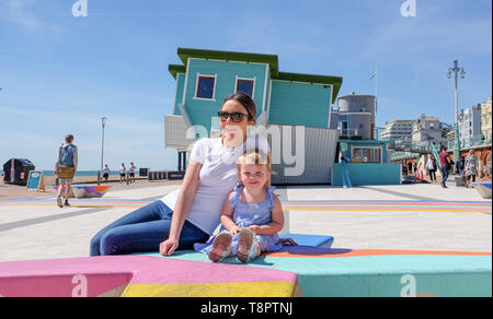 Brighton, UK. 14 Mai, 2019. Eine junge Mutter und ihre 2 Jahre alte Tochter genießen, sich direkt an der Meeresküste von Brighton an einem heißen sonnigen Tag mit schönem Wetter Prognose für die nächsten Tage in ganz Großbritannien. Foto: Simon Dack/Alamy leben Nachrichten Stockfoto