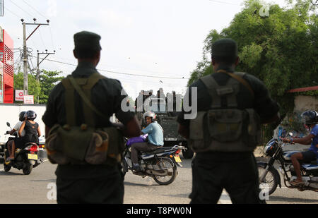 Minuwangoda, Sri Lanka. 14 Mai, 2019. Sri Lankan Sicherheit Personal steht in der Nähe von einem beschädigten Shop nach einem Mob Angriff in Minuwangoda am 14. Mai 2019. Mob Angriffe auf muslimische Gemeinschaften in Sri Lanka's toter Links haben und dutzende von Geschäften und Moscheen zerstört, wie kommunale Gewalt im Zuge von Ostern Bombenanschläge, die mehr als 250 getöteten Menschen verschlechtert. Credit: Pradeep Dambarage/ZUMA Draht/Alamy leben Nachrichten Stockfoto