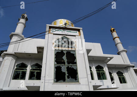 Minuwangoda, Sri Lanka. 14 Mai, 2019. Ein Blick auf eine beschädigte Jumha Moschee nach Mobs in Minuwangoda angegriffen, Sri Lanka am 14. Mai 2019. Mob Angriffe auf muslimische Gemeinschaften in Sri Lanka's haben eine Person getötet und Dutzende von Geschäften und Moscheen zerstört, wie kommunale Gewalt im Zuge von Ostern Bombenanschläge, die mehr als 250 getöteten Menschen verschlechtert. Credit: Pradeep Dambarage/ZUMA Draht/Alamy leben Nachrichten Stockfoto