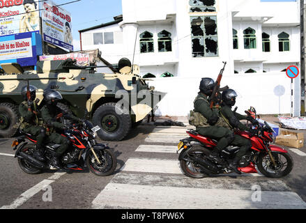 Minuwangoda, Sri Lanka. 14 Mai, 2019. Schwer bewaffnete Soldaten in Sri Lanka fahren mit dem Motorrad vor der Jumha Moschee nach einem Mob Angriff in Minuwangida am 14. Mai 2019. Mob Angriffe auf muslimische Gemeinschaften in Sri Lanka's haben eine Person getötet und Dutzende von Geschäften und Moscheen zerstört, wie kommunale Gewalt im Zuge von Ostern Bombenanschläge, die mehr als 250 getöteten Menschen verschlechtert. Credit: Pradeep Dambarage/ZUMA Draht/Alamy leben Nachrichten Stockfoto