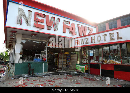 Minuwangoda, Sri Lanka. 14 Mai, 2019. Ein Blick auf eine beschädigte Shop nach Mobs angegriffen Muslimisch-Geschäfte in der Minuwangoda, Sri Lanka am 14. Mai 2019. Mob Angriffe auf muslimische Gemeinschaften in Sri Lanka's haben eine Person getötet und Dutzende von Geschäften und Moscheen zerstört, wie kommunale Gewalt im Zuge von Ostern Bombenanschläge, die mehr als 250 getöteten Menschen verschlechtert. Credit: Pradeep Dambarage/ZUMA Draht/Alamy leben Nachrichten Stockfoto