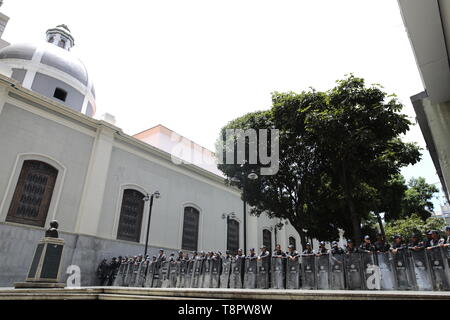 Caracas, Venezuela. 14 Mai, 2019. Polizisten, die von der Opposition kontrollierte Parlament. Der offizielle Grund für die Bedienung war die Suche nach einen Sprengsatz in den von der Regierung entmachtet Kongress. Der Leiter des Parlaments und selbst ernannten einstweiligen Präsidenten Guaido beschuldigte Staatschef Maduro, mit der versucht wird, die Regierung - kritischer Parlamentarier mit seiner Mission einzuschüchtern. Credit: Rafael Hernandez/dpa/Alamy leben Nachrichten Stockfoto