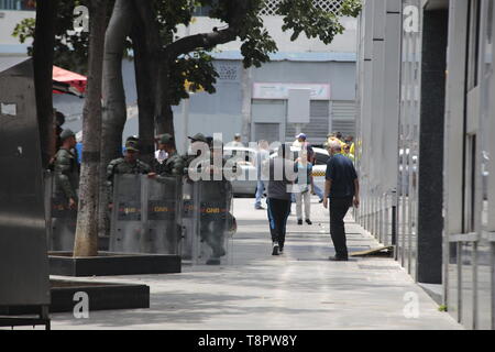 Caracas, Venezuela. 14 Mai, 2019. Soldaten sind in unmittelbarer Nähe zu der von der Opposition kontrollierte Parlament bereitgestellt. Der offizielle Grund für die Bedienung war die Suche nach einen Sprengsatz in den von der Regierung entmachtet Kongress. Der Leiter des Parlaments und selbst ernannten einstweiligen Präsidenten Guaido beschuldigte Staatschef Maduro, mit der versucht wird, die Regierung - kritischer Parlamentarier mit seiner Mission einzuschüchtern. Credit: Rafael Hernandez/dpa/Alamy leben Nachrichten Stockfoto