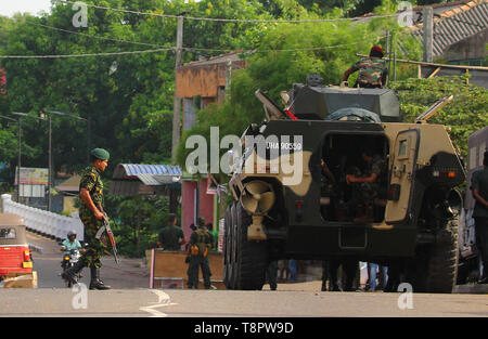 Minuwangoda, Sri Lanka. 14 Mai, 2019. Sri-lankische Armee patrouillieren auf den Straßen nach Mobs angegriffen Muslimisch-Geschäfte in der Minuwangoda in Sri Lanka am 14. Mai 2019. Mob Angriffe auf muslimische Gemeinschaften in Sri Lanka's haben eine Person getötet und Dutzende von Geschäften und Moscheen zerstört, wie kommunale Gewalt im Zuge von Ostern Bombenanschläge, die mehr als 250 getöteten Menschen verschlechtert. Credit: Pradeep Dambarage/ZUMA Draht/Alamy leben Nachrichten Stockfoto