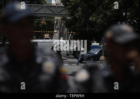 Caracas, Venezuela. 14 Mai, 2019. Polizei Autos blockieren den Weg zu den von der Opposition kontrollierte Parlament. Der offizielle Grund für die Bedienung war die Suche nach einen Sprengsatz in den von der Regierung entmachtet Kongress. Der Leiter des Parlaments und selbst ernannten einstweiligen Präsidenten Guaido beschuldigte Staatschef Maduro, mit der versucht wird, die Regierung - kritischer Parlamentarier mit seiner Mission einzuschüchtern. Credit: Rafael Hernandez/dpa/Alamy leben Nachrichten Stockfoto