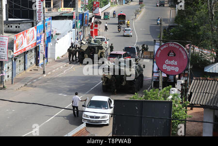 Minuwangoda, Sri Lanka. 14 Mai, 2019. Sri-lankische Armee patrouillieren auf den Straßen nach Mobs angegriffen Muslimisch-Geschäfte in der Minuwangoda in Sri Lanka am 14. Mai 2019. Mob Angriffe auf muslimische Gemeinschaften in Sri Lanka's haben eine Person getötet und Dutzende von Geschäften und Moscheen zerstört, wie kommunale Gewalt im Zuge von Ostern Bombenanschläge, die mehr als 250 getöteten Menschen verschlechtert. Credit: Pradeep Dambarage/ZUMA Draht/Alamy leben Nachrichten Stockfoto