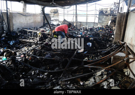 Minuwangoda, Sri Lanka. 14 Mai, 2019. Einen Einblick in eine beschädigte Shop nach Mobs angegriffen Muslimisch-Geschäfte in der Minuwangoda in Sri Lanka am 14. Mai 2019. Mob Angriffe auf muslimische Gemeinschaften in Sri Lanka's haben eine Person getötet und Dutzende von Geschäften und Moscheen zerstört, wie kommunale Gewalt im Zuge von Ostern Bombenanschläge, die mehr als 250 getöteten Menschen verschlechtert. Credit: Pradeep Dambarage/ZUMA Draht/Alamy leben Nachrichten Stockfoto