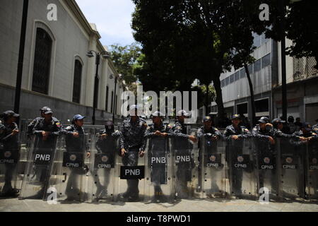 Caracas, Venezuela. 14 Mai, 2019. Polizisten, die von der Opposition kontrollierte Parlament. Der offizielle Grund für die Bedienung war die Suche nach einen Sprengsatz in den von der Regierung entmachtet Kongress. Der Leiter des Parlaments und selbst ernannten einstweiligen Präsidenten Guaido beschuldigte Staatschef Maduro, mit der versucht wird, die Regierung - kritischer Parlamentarier mit seiner Mission einzuschüchtern. Credit: Rafael Hernandez/dpa/Alamy leben Nachrichten Stockfoto