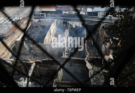 Minuwangoda, Sri Lanka. 14 Mai, 2019. Ein Blick auf eine beschädigte Shop nach Mobs angegriffen Muslimisch-Geschäfte in der Minuwangoda besessen. Mob Angriffe auf muslimische Gemeinschaften in Sri Lanka's haben eine Person getötet und Dutzende von Geschäften und Moscheen zerstört, wie kommunale Gewalt im Zuge von Ostern Bombenanschläge, die mehr als 250 getöteten Menschen verschlechtert. Credit: Pradeep Dambarage/ZUMA Draht/Alamy leben Nachrichten Stockfoto