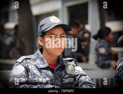 Caracas, Venezuela. 14 Mai, 2019. Eine Polizistin führt den Betrieb der von der Opposition kontrollierte Parlament zu blockieren. Der offizielle Grund für die Bedienung war die Suche nach einen Sprengsatz in den von der Regierung entmachtet Kongress. Der Leiter des Parlaments und selbst ernannten einstweiligen Präsidenten Guaido beschuldigte Staatschef Maduro, mit der versucht wird, die Regierung - kritischer Parlamentarier mit seiner Mission einzuschüchtern. Credit: Rafael Hernandez/dpa/Alamy leben Nachrichten Stockfoto